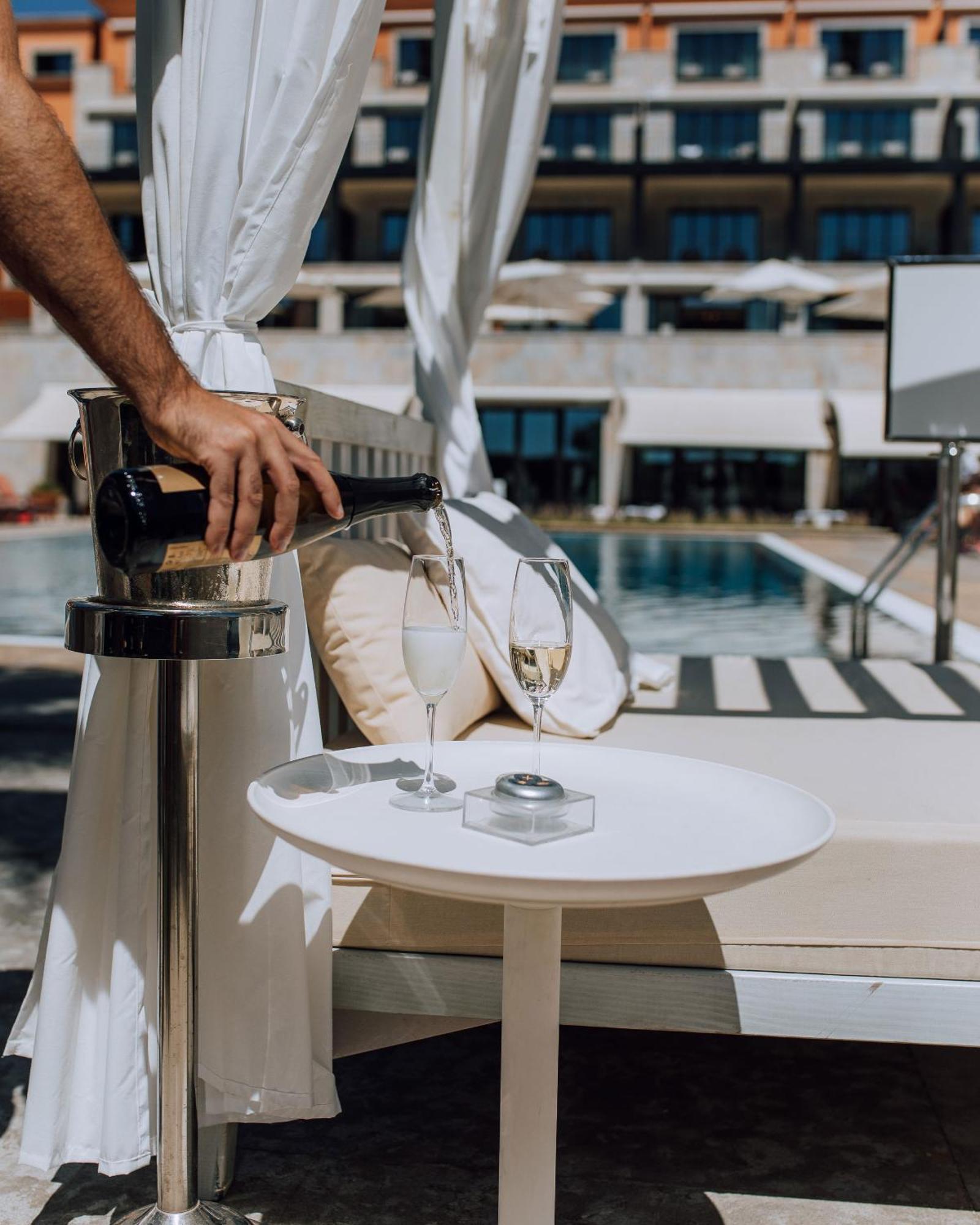 Grande Real Villa Italia Hotel & Spa Cascais Luaran gambar A butler in a hotel
